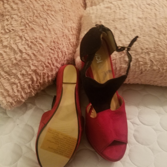 NWT Black and Red Wedges - Picture 2 of 4